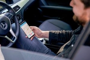 Person nutzt die Vimcar App im Auto zur Fahrzeugverwaltung