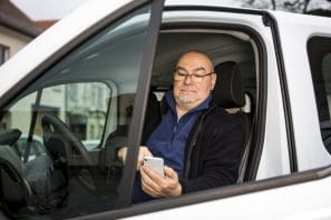 ein Fahrer bedient sein Smartphone