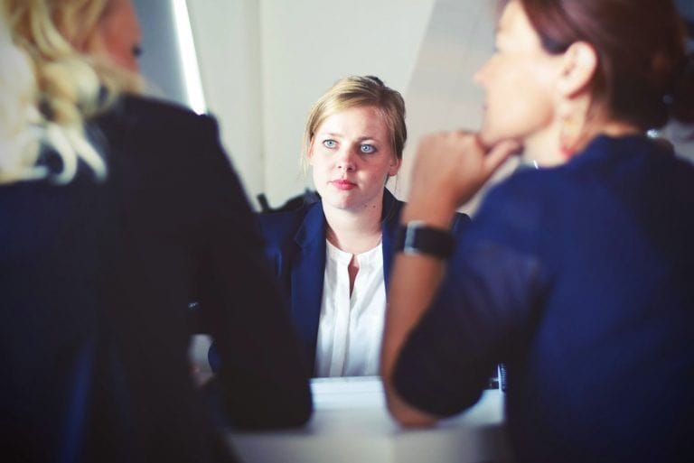 Mitarbeiterin sitzt vor Ihren Vorgesetzten zum Gespräch