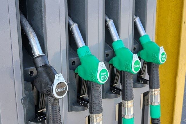 Beim Tanken können Fahrer durch ein wirtschaftliches Fahren sparen.