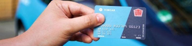 Hand hält Tankkarte UTA Vimcar