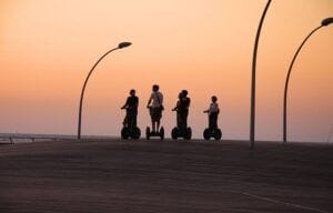 Mehrere Personen fahren auf Segways.