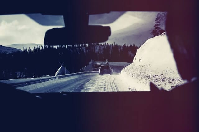 Ausblick aus Fahrerseite auf Schnee