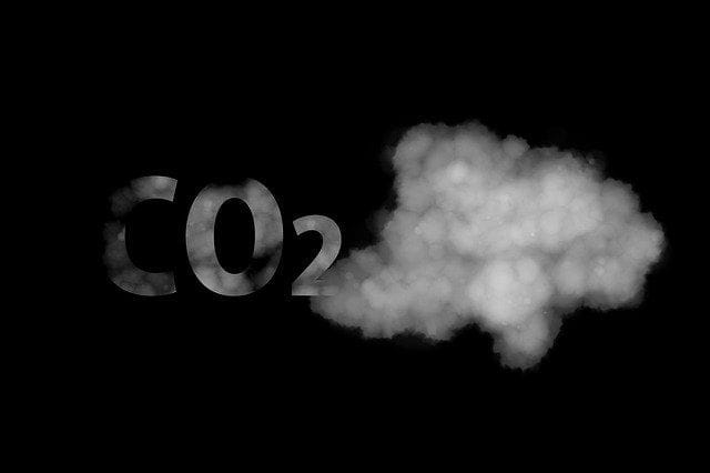 Der Begriff CO2 löst sich in einer Wolke auf.