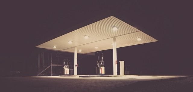 Tankstelle bei Nacht.