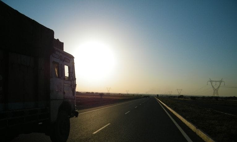 Lkw im Sonnenuntergang