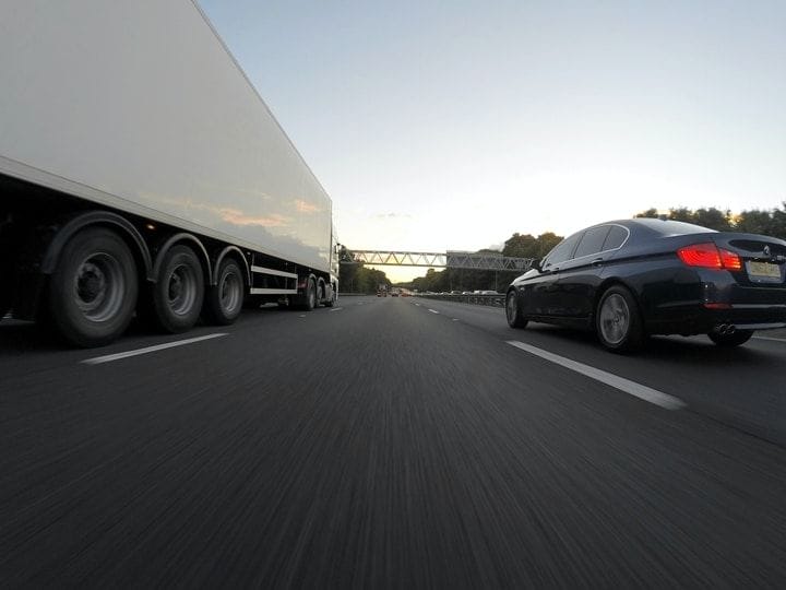 Lkw und Pkw auf Autobahn