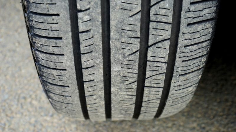 Dreckige Reifen säubern