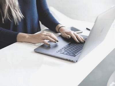 Eine Frau bedient einen Laptop