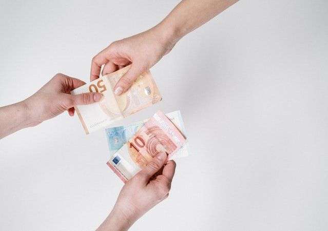 Geld wird in der Hand gehalten