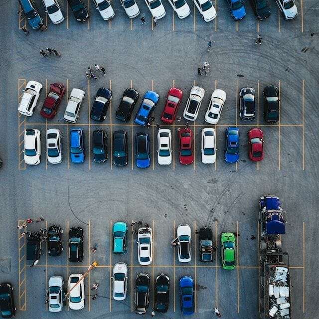 Fahrzeuge auf Parkplatz