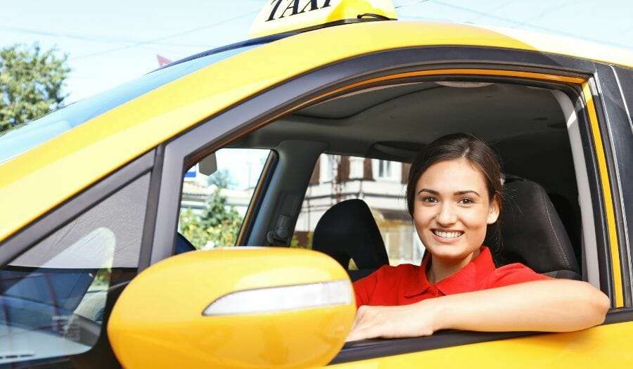 Eine Taxifahrerin