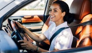 digitale Führerscheinkontrolle einer Fahrerin