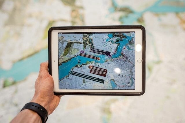 Eine Hand hält ein Tablet mit einem GPS Modul