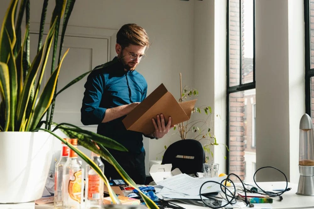 Mann im Büro macht Steuern für den Firmenwagen